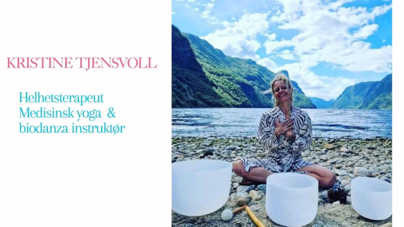 Kristine Tjensvoll i flott natur med fjord og fjell