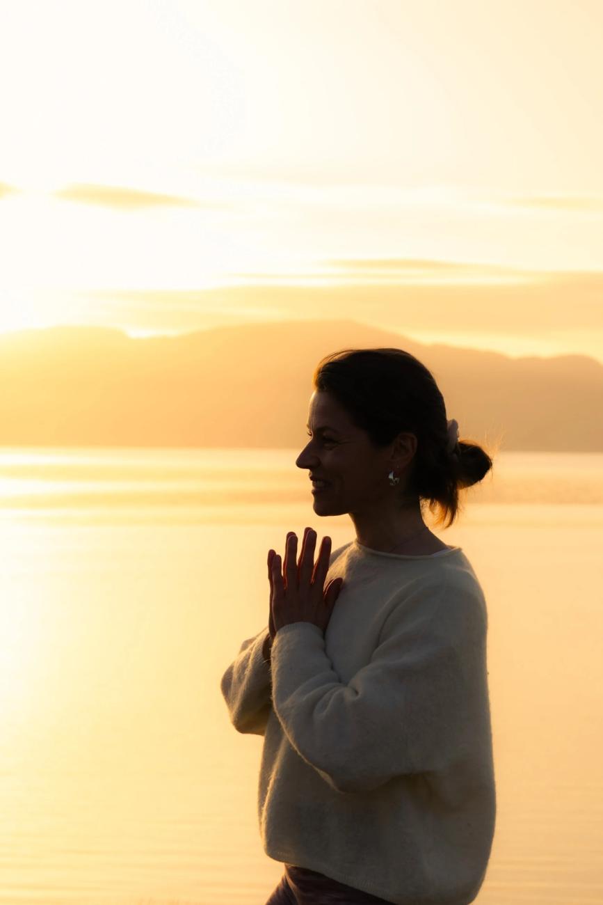 Yogaøkt under retreat på Solstrand Hotel & Bad