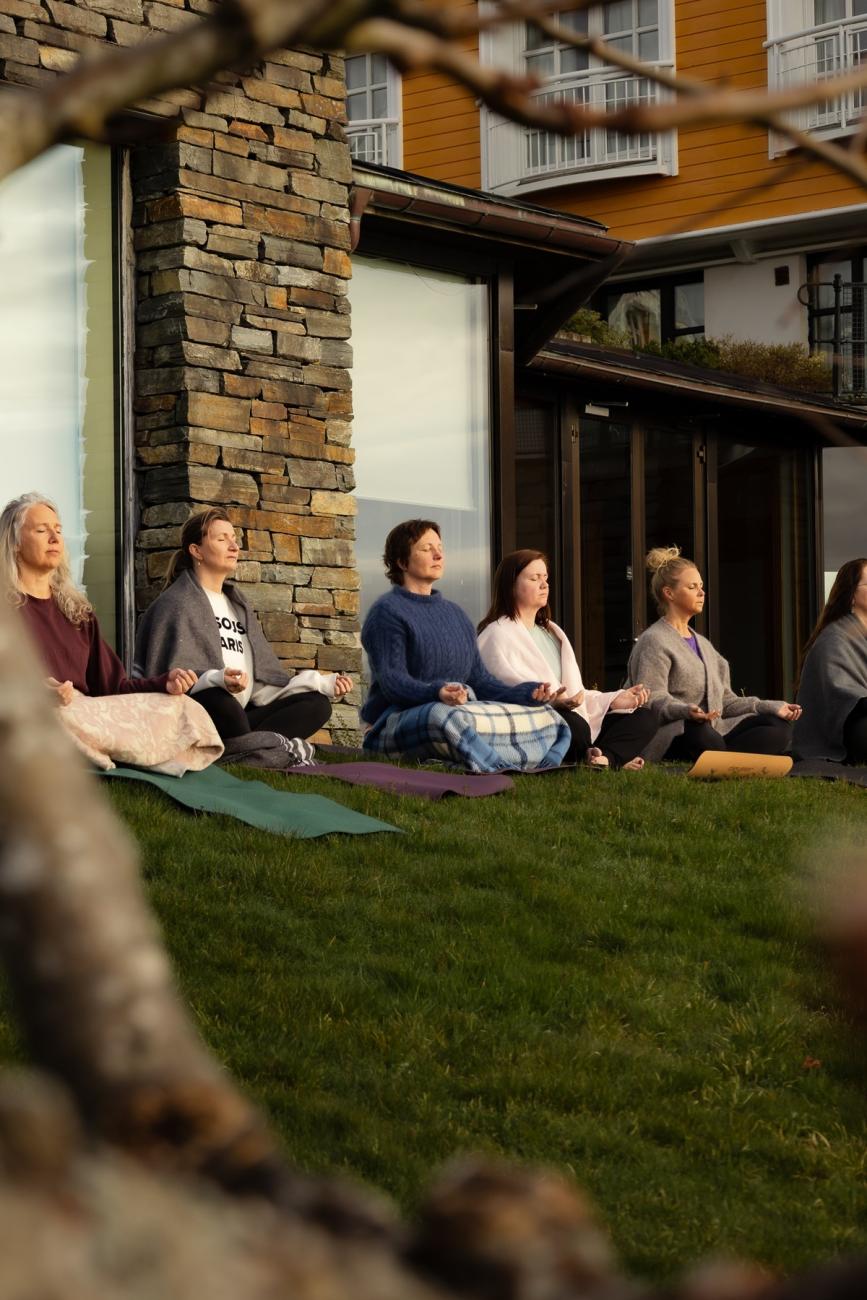 Yogaøkt under retreat på Solstrand Hotel & Bad
