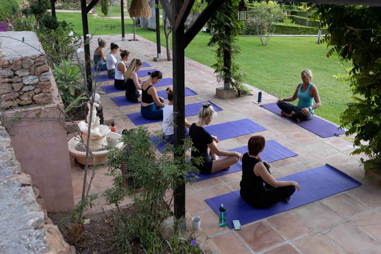 Yoga i hagen på Finca Parrilla
