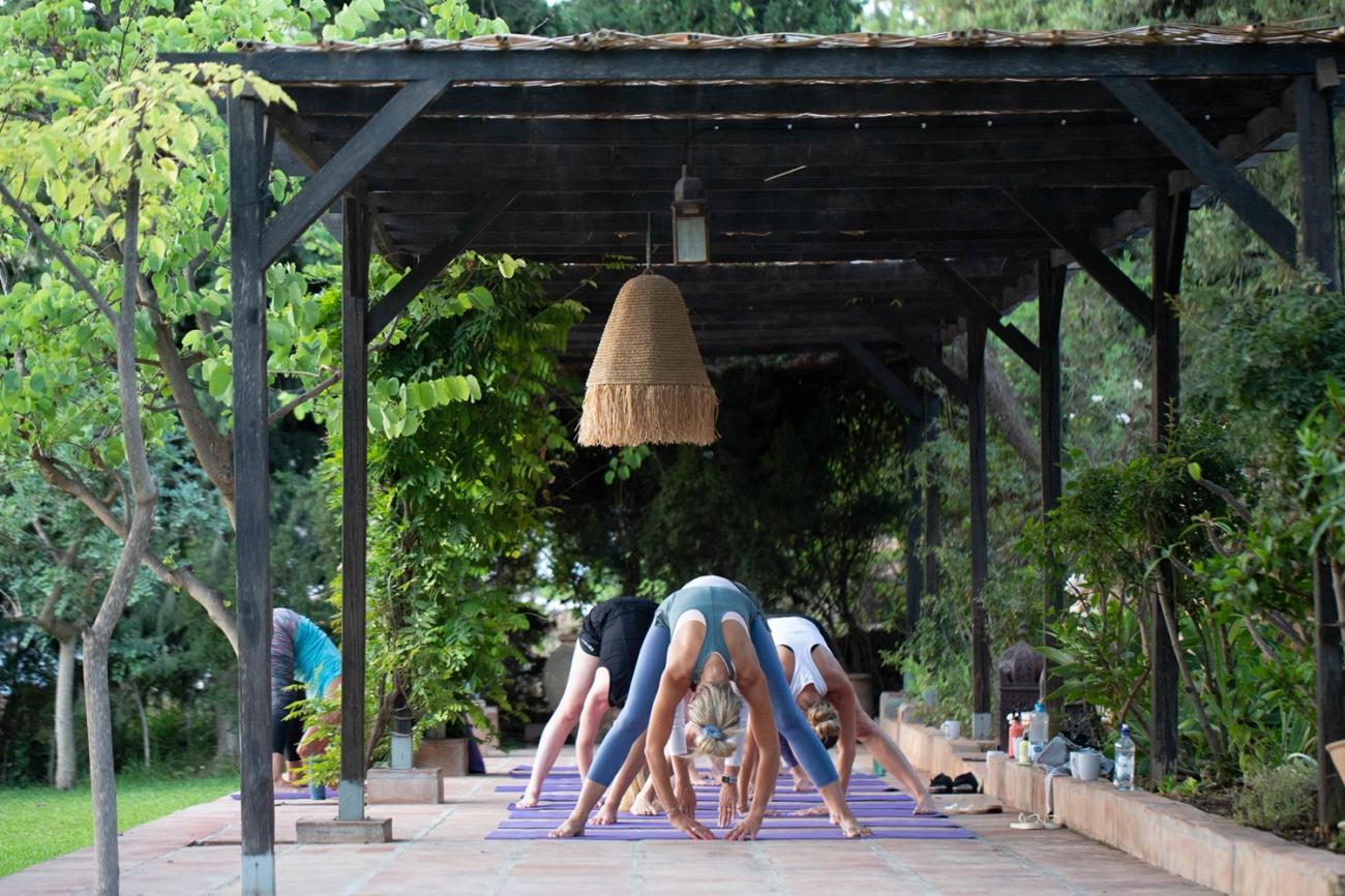 Yoga i hagen på Finca Parrilla