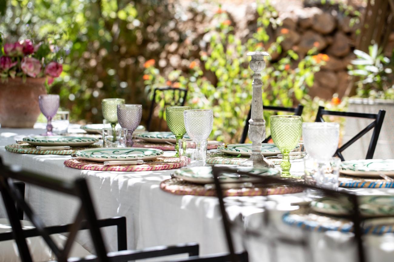 Langbord i hagen på Finca Parrilla